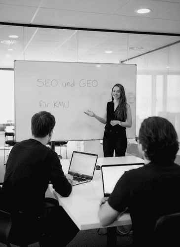 Massgeschneidert für Schweizer KMU: Wir entwickeln keine Standardlösungen, sondern eine Marketingstrategie, die wirkt. Ob fundierte Suchmaschinenoptimierung (SEO), präzises GEO-Marketing oder effiziente Paid Ads.