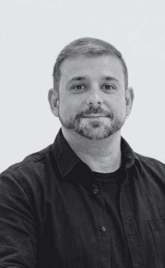 Francisco Montemari ist Experte für SEO, GEO und digitales Marketing mit 16 Jahren IT Erfahrung und 10 Jahren Marketingpraxis. Er ist der Inhaber der Marketingagentur Zündstüff Marketing. Der Fokus liegt darauf, Unternehmen dabei zu unterstützen, ihre digitale Sichtbarkeit für Suchmaschinen und KI Systeme zukunftssicher auszurichten. In den Artikeln geht es darum, wie Algorithmen funktionieren und wie Marken im Zeitalter der Künstlichen Intelligenz relevant bleiben.